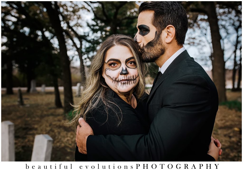 skull couple kissing